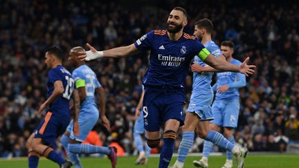 Karim Benzema célèbre sa réduction du score lors de Manchester City-Real Madrid en demi-finale aller de Ligue des champions le 26 avril 2022. (PAUL ELLIS / AFP)