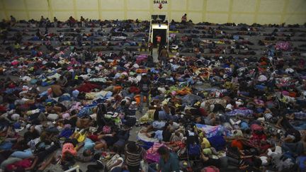 La "caravane" des migrants honduriens a commencé sa marche par une traversée du Guatemala. Trois jours après le début de leur exode, des centaines d'entre eux ont trouvé refuge dans un gymnase voisin de l'église de Chiquimula, le 16 octobre 2018. (ORLANDO  ESTRADA / AFP)