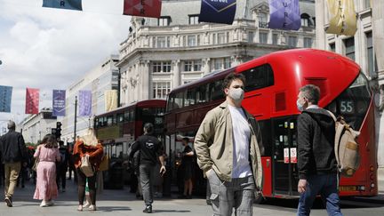 Des passants dans une rue de Londres (Royaume-Uni), le 25 juin 2021. (SHUHEI YOKOYAMA / YOMIURI / AFP)