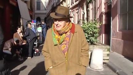 Daniel Cordier dans les rues de Lyon, où ont été tournées les images du téléfilm "Alias Caracalla"
 (FTV)