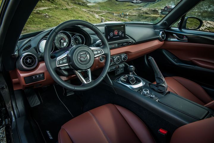 Le tableau de bord de la Mazda MX-5 et son intérieur cuir. (MAZDA POUR FRANCE INFO)