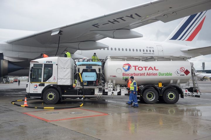 Air France a fait voler un avion avec un carburant composé à 84% de kérosène (pétrole) et à 16% d'huile de cuisson, le 18 mai 2021. (ERIC PIERMONT / AFP)