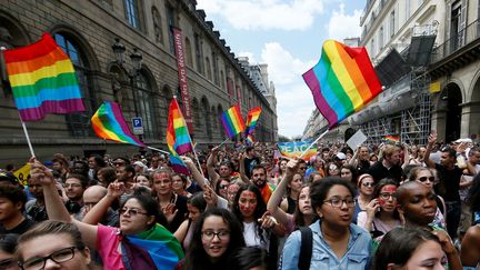 Marche des fiertés : des milliers de personnes réclament la PMA pour toutes