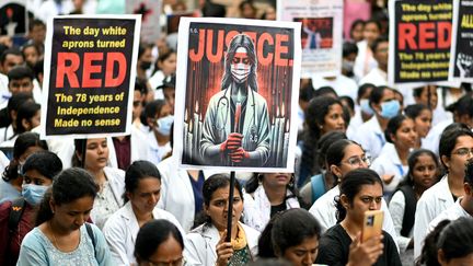 Des personnels de santé manifestent pour dénoncer le viol et le meurtre d'une jeune médecin, le 17 août 2024 à Bengaluru (Inde). (IDREES MOHAMMED / AFP)