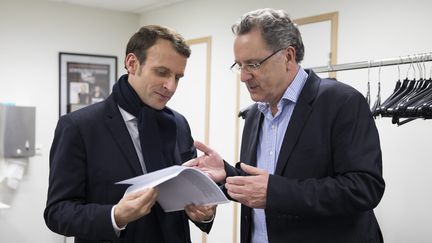 Emmanuel Macron et Richard Ferrand en marge d'un meeting à Quimper (Finistère), le 16 janvier 2017. (MAXPPP)