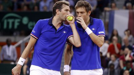 Julien Benneteau et Nicolas Mahut, le double victorieux contre la Grande-Bretagne  (ETIENNE LAURENT / EPA)