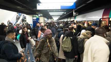 Un quai bondé du RER, à Paris, le 9 mars 2023. (ALINE MORCILLO / HANS LUCAS / AFP)