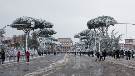 Des Romains marchent dans les rues enneigées de la capitale italienne, le 26 février 2018.&nbsp; (COSIMO MARTEMUCCI / CROWDSPARK/ AFP)