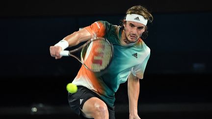 Le joueur grec Stefanos Tsitsipas lors de son match de premier tour à l'Open d'Australie face à&nbsp;Mikael Ymer, le 18 janvier 2022, à Melbourne.&nbsp; (PAUL CROCK / AFP)