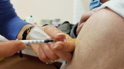 Une infirmière injecte le vaccin contre le coronavirus d'AstraZeneca à un patient dans un centre de vaccination du Mans (Sarthe), le 7 mars 2021. (Clémentine Vergnaud / RADIO FRANCE)