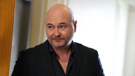 L'animateur Sébastien Cauet, au tribunal commercial de Paris, le 18 mars 2024. (THOMAS SAMSON / AFP)