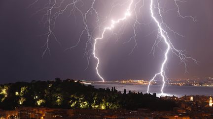 Des éclairs au-dessus de Nice (Alpes-Maritimes), le 4 octobre 2013. (VALERY HACHE / AFP)