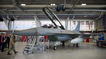 La Première ministre danoise Mette Frederiksen et le président ukrainien Volodymyr Zelensky dans un F16, à Copenhague (Danemark), le 21 août 2023. (UKRAINIAN PRESIDENCY / ANADOLU AGENCY / AFP)