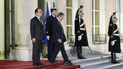 Le pr&eacute;sident de la R&eacute;publique, Fran&ccedil;ois Hollande, et son chef du protocole, Laurent Stefanini, le 10 avril 2015 &agrave; l'Elys&eacute;e. (ALAIN JOCARD / AFP)