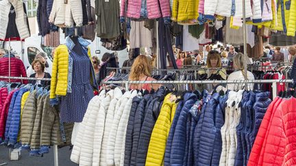 Le manteau fait partie de la famille très polluante du textile. (MAISANT LUDOVIC / HEMIS.FR / HEMIS.FR)