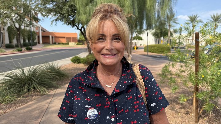 Joanie Combs, électrice venue voter lors de la première journée de vote anticipé à Surprise, Arizona (Etats-Unis), le 9 octobre 2024. (VALENTINE PASQUESOONE / FRANCEINFO)