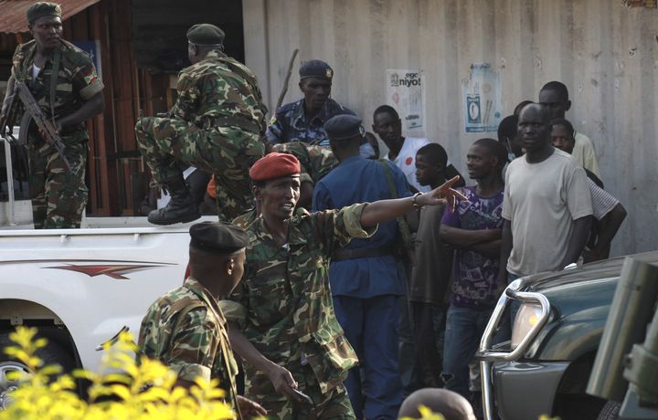 Le g&eacute;n&eacute;ral Cyrille Ndayirukiye, num&eacute;ro deux des putschistes, donne ses ordres, &agrave; Bujumbura (Burundi), le 13 mai 2015, jour du d&eacute;but de la tentative de coup d'Etat. (JEAN PIERRE AIME HARERIMANA / REUTERS)