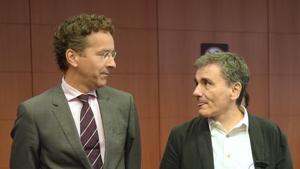 Le pr&eacute;sident de l'Eurogroupe, Jeroen Dijsselbloem&nbsp;(&agrave; gauche) et le ministre des Finances grec,&nbsp;Euclide Tsakalotos (&agrave; droite), &agrave; Bruxelles, le 14 ao&ucirc;t 2015.&nbsp; (EMMANUEL DUNAND / AFP)