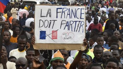 Une pancarte hostile à la présence française au Niger lors d'une manifestation à Niamey, le 3 août 2023. (AFP)