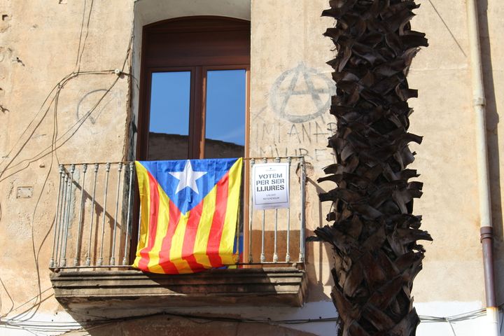 L'"esteleda",&nbsp;drapeau indépendantiste catalans à Viladecans (Espagne), mercredi 27 septembre. (ROBIN PRUDENT / FRANCEINFO)