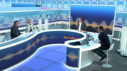 Tous les jours, les informés débattent de l'actualité autour de Marc Fauvelle et Renaud Dély. (FRANCEINFO / RADIOFRANCE)