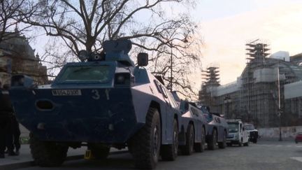 Après trois nuits d’émeutes et une nouvelle journée tendue un peu partout en France, l’exécutif veut éviter une quatrième nuit d’affrontements. 45 000 policiers et gendarmes sont déployés ce vendredi soir sur le terrain. C’est 5 000 de plus que la veille. (franceinfo)