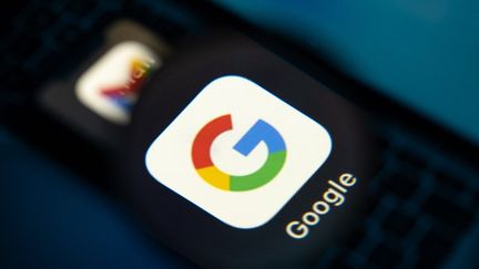 Le logo de Google affiché sur une application mobile. (OMER TAHA CETIN / ANADOLU / AFP)