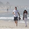 Olivier Giroud et son &eacute;pouse, Jennifer, sur la plage de Barra da Tijuca, &agrave; Rio de Janeiro (Br&eacute;sil), le 26 juin 2014. (TAAMALLAH MEHDI / SIPA)