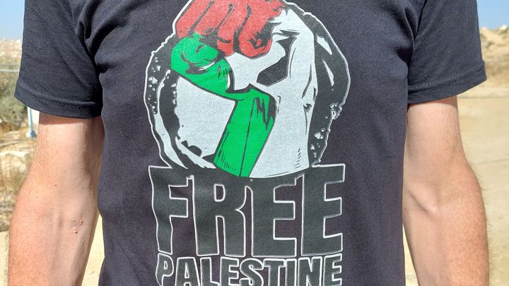 Un militant qui défend les Palestiniens contre les colons israéliens porte un t-shirt "Libérez la Palestine", en Cisjordanie. (FRANCE INFO / RADIOFRANCE)