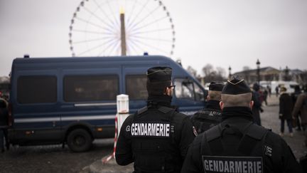 Des gendarmes sur les Champs-Elysées à Paris, le 1er janvier 2017. (LIONEL BONAVENTURE / AFP)