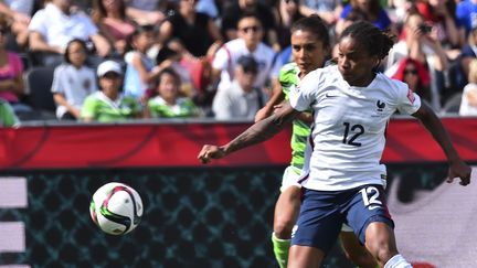 Elodie Thomis (Olympique Lyonnais), 28 ans, 119 sélections. Titularisée lors des deux victoires des Bleues dans ce Mondial, son activité sur l'aile droite a transformé le jeu des Bleues face au Mexique.  (NICHOLAS KAMM / AFP)