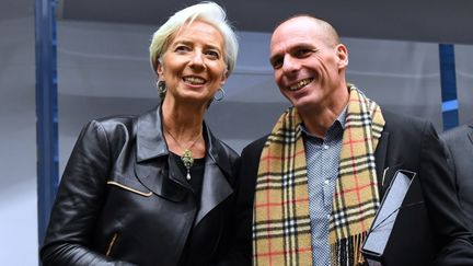 La directrice du Fonds mon&eacute;taire international, Christine Lagarde, et le ministre des Finances grec, Yanis Varoufakis, le 11 f&eacute;vrier 2015, &agrave; Bruxelles (Belgique). (EMMANUEL DUNAND / AFP)