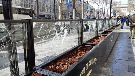 Dégradations sur les Champs-Elysées en marge du 18e samedi de mobilisation des gilets jaunes (SUZANNE SHOJAEI / FRANCE-BLEU PARIS)