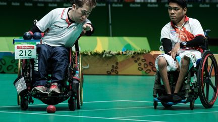 Le Japonais Takayuki Hirose&nbsp;(à g.)&nbsp;et le Thaïlandais Worawut Saengampa lors de la finale de boccia (équipe mixte, BC1-2) aux Jeux paralympiques de Rio, le 12 septembre 2016. (YASUYOSHI CHIBA / AFP)