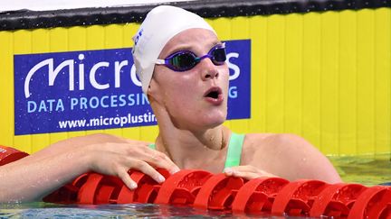 Marie Wattel après sa demi-finale du 100 m nage libre des Championnats d'Europe de Budapest, vendredi 21 mai. (ATTILA KISBENEDEK / AFP)