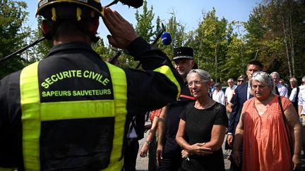 La Première ministre Elisabeth Borne, en déplacement en Gironde, a rencontré les pompiers qui luttent contre le feu de Landiras, le 11 août 2022. (PHILIPPE LOPEZ / POOL / AFP)