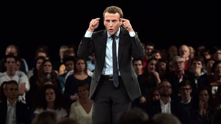 Emmanuel Macron&nbsp;lors d'une&nbsp;réunion publique, le 4 octobre 2016 à Strasbourg. (PATRICK HERTZOG / AFP)