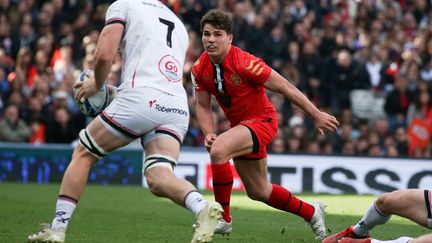 Le capitaine du Stade toulousain, Antoine Dupont, contre l'Ulster, le 8 mars 2022. (FREDERIC SCHEIBER / HANS LUCAS)