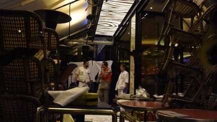 Des secouristes investissent un restaurant à Paris. (DOMINIQUE FAGET / AFP)