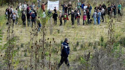 Un gendarme face aux opposant du barrage de Sivens, à Galliac le 23 octobre 2016. (RIC CABANIS / AFP)