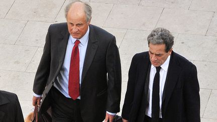 Patrice de Maistre (G) et son avocat, Pierre Ha&iuml;k, arrivent &agrave; l'a&eacute;roport de Bordeaux le 22 mars 2012. (PIERRE ANDRIEU / AFP)