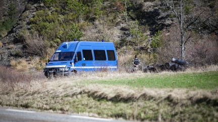 Des gendarmes sur une route menant au hameau du Haut-Vernet (Alpes-de-Haute-Provence), le 4 avril 2024. (THIBAUT DURAND / HANS LUCAS / AFP)