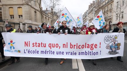 D&eacute;j&agrave; le 23 janvier 2013, les enseignants parisiens &eacute;taient descendus dans la rue pour protester contre la r&eacute;forme des rythmes scolaires du ministre de l'Education, Vincent Peillon.&nbsp; (THOMAS SAMSON / AFP)