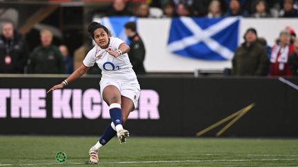 L'Anglaise Lagi Tuima joue au pied lors du match du Tournoi des six nations contre l'Ecosse, le 25 mars 2023. (PAUL ELLIS / AFP)