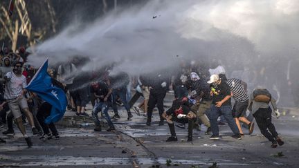 Les manifestations violentes à Santiago contraignent le gouvernement chilien à annuler la COP25 qui devait se dérouler dans ce pays. (PEDRO UGARTE / AFP)