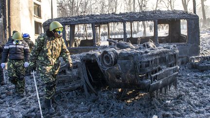 Un bus br&ucirc;l&eacute;, &agrave; Kiev, le 23 janvier 2013. (VOLODYMYR SHUVAYEV / AFP)