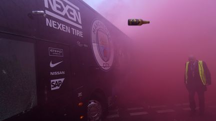 Vitre abîmée, le bus de Manchester City a été visé par des projectiles à son arrivée à Anfield Road (PAUL ELLIS / AFP)