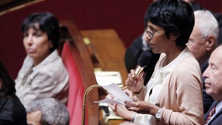 La d&eacute;put&eacute;e socialiste de la R&eacute;union&nbsp;Ericka Bareigts pose une question au gouvernement &agrave; l'Assembl&eacute;e nationale, le 11 juiillet 2012.&nbsp;&nbsp; (PIERRE VERDY / AFP)