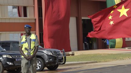 Drapeau de l'ambassade chinoise à Dakar. Le Sénégal a lâché Taïwan pour la Chine. (AFP PHOTO / SEYLLOU)