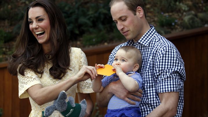 Le prince George re&ccedil;oit une peluche de bilby lors d'une visite au zoo de Sydney, le 20 avril 2014. (DAVID GRAY / AFP)